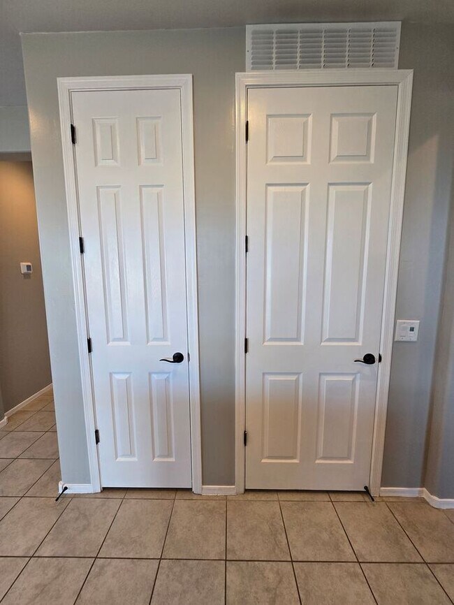 Building Photo - MOVE IN SPECIAL!! 3 Bedroom/ 2 Bath Red Rock Oasis