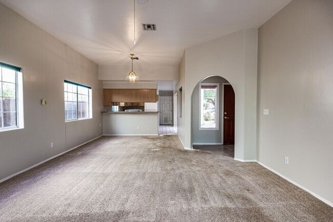 Building Photo - Beautiful and Spacious 3BR 2BA Home w/ Courtyard • Fenced Yard • Cul-de-sac in Tucson