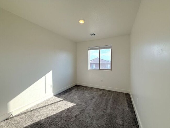 Building Photo - 4 Bed, 2.5 Bath home with 2 Car Garage