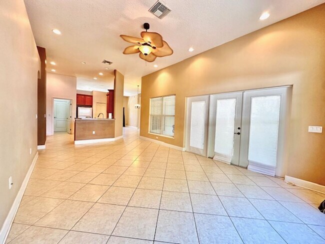 Building Photo - 4 Bedroom / 2 Bath Home in Royal Trails
