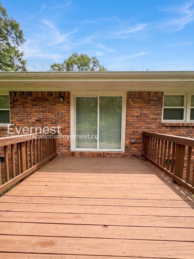 Building Photo - 3-Bed/1.5-Bath Modern Upgrades/ Pet Friendly/Available Now!