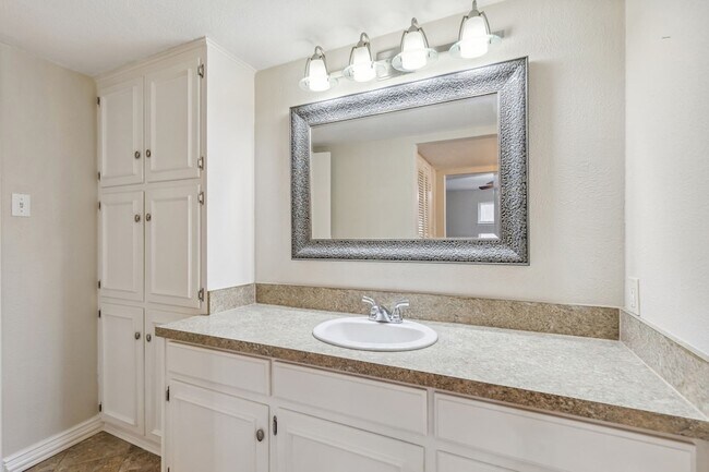 Building Photo - 9611 Meadowhill Dr