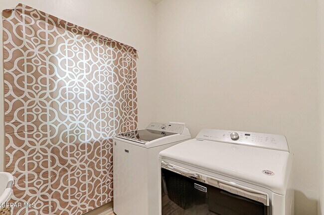 Building Photo - 7825 Enchanted View Dr