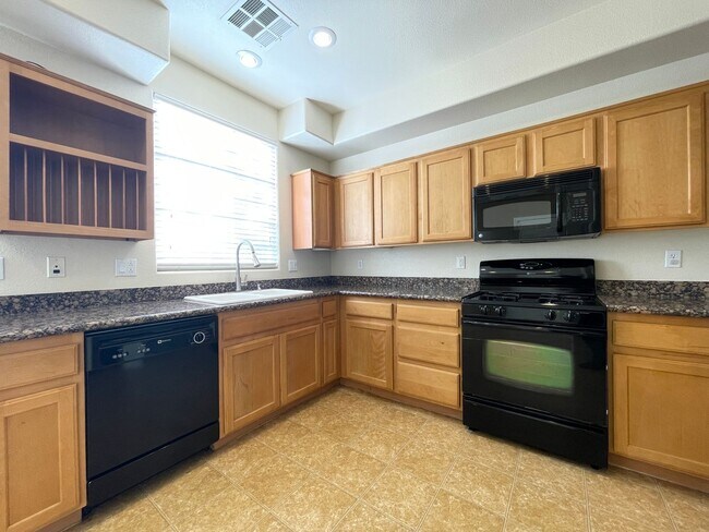 Building Photo - 3 Bedroom 2 1/2 Bath Home - Kitchen w/Gran...