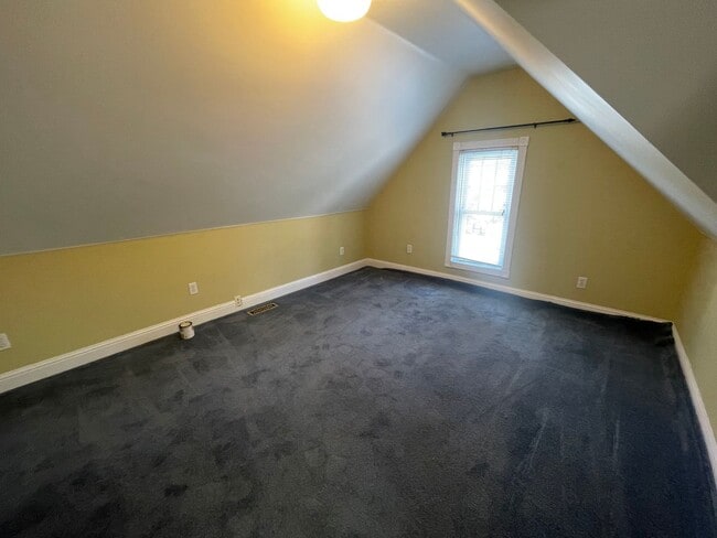 Building Photo - Stunning 3 bedroom/ 2 bath Victorian 2 sto...
