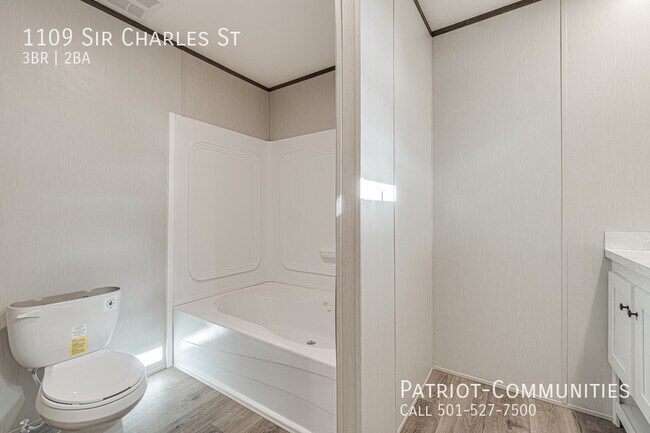 Building Photo - 1109 Sir Charles St