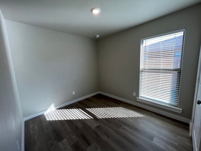 Building Photo - 3 Bedroom Townhome In Harvest Wolfforth!