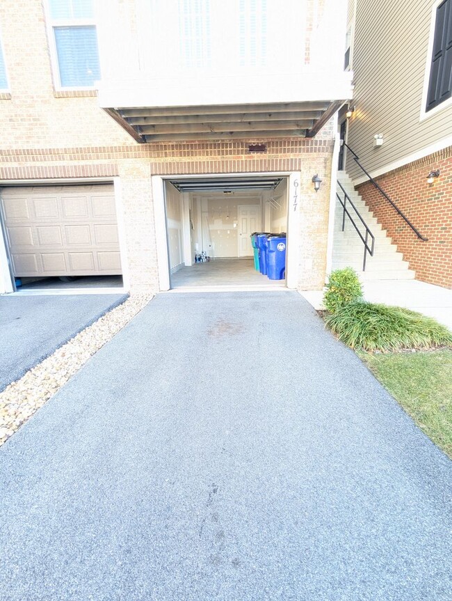 Building Photo - Beautiful 3 level townhouse in the new Jef...