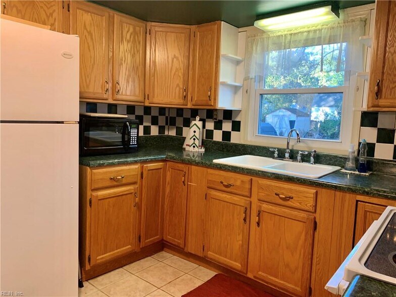 Building Photo - 6 N Stuart Rd