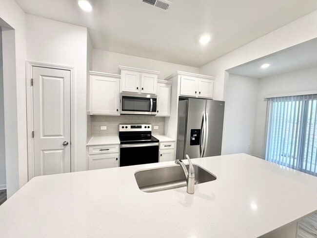 Building Photo - beautiful 2 br 2.5 ba townhome with covered front porch close to I-85