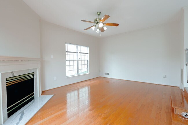 Building Photo - Beautiful 4 BR/3.5 BA Single-Family Home i...