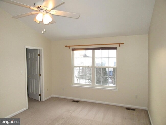 Building Photo - 136 Clear Creek Dr