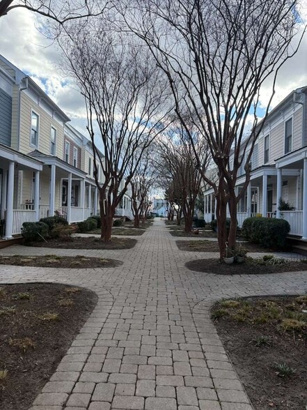 Parson's Row Courtyard - 605 Spring St
