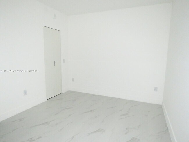 Building Photo - 700 NE 24th St