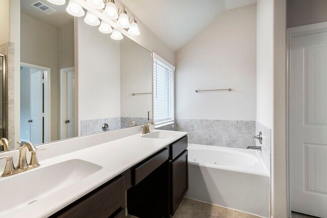 Building Photo - 11826 Briarwood Ln