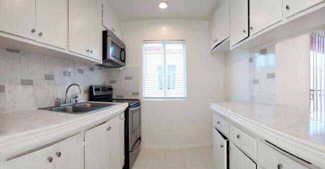 Building Photo - 3 bedroom in Van Nuys CA 91406
