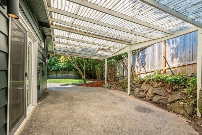 Building Photo - Elegant Air-Conditioned Newly Remodeled Matthews Beach Rambler