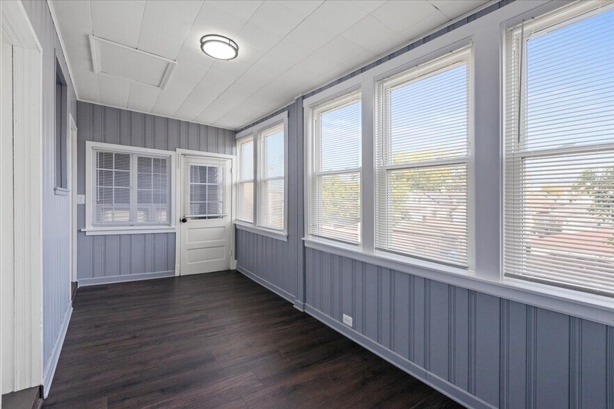 Building Photo - 6018 W Addison St