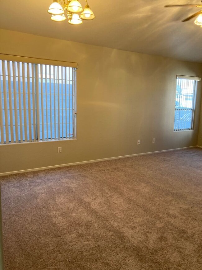 Building Photo - 3 bedroom 2 bath 2 car garage