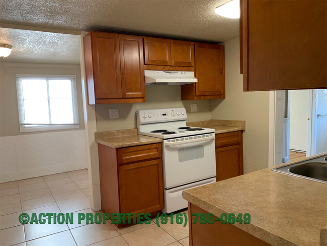 Building Photo - Central Roseville Bungalow 2 bedroom 1 Bathroom, Street Parking, Shed, No Yard