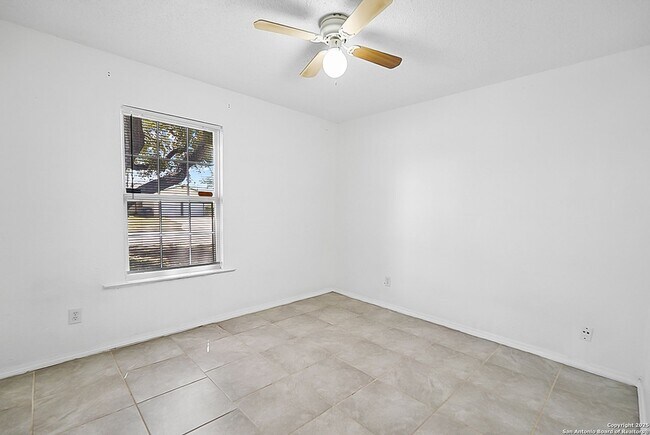 Building Photo - Charming 3 Bedroom in Pipers Meadow