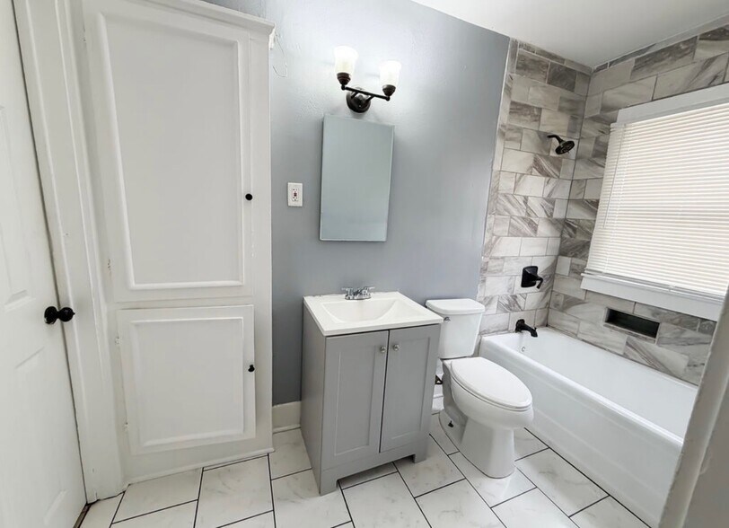 Building Photo - 2323 Spain St