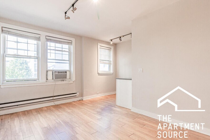 Building Photo - 511 W Belmont Ave