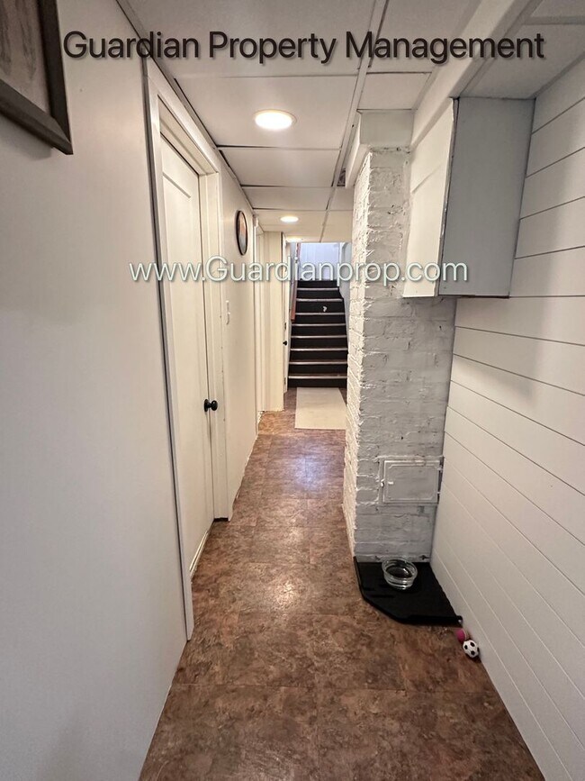 Building Photo - Linden Hills Upper Level Duplex, Sunroom, In Unit Laundry, Dishwasher