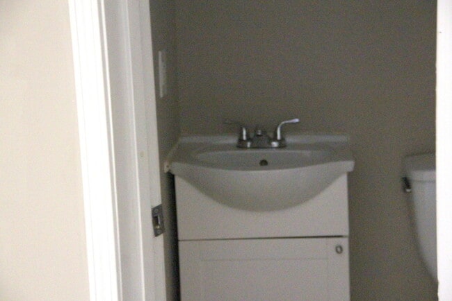 Building Photo - 2 Bedroom / 2 Bath Apartment with w/d hook...