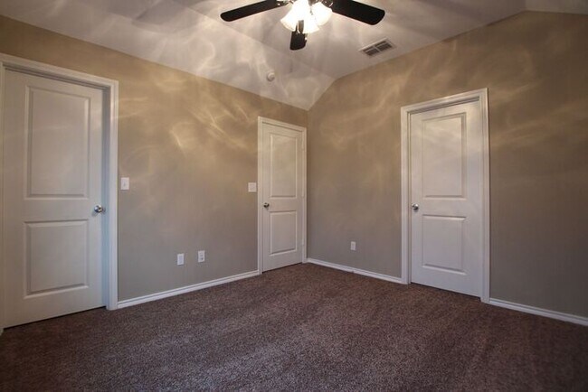 Building Photo - Tour Today! 2 Bed 1.5 Bath Townhome! Lindale ISD!