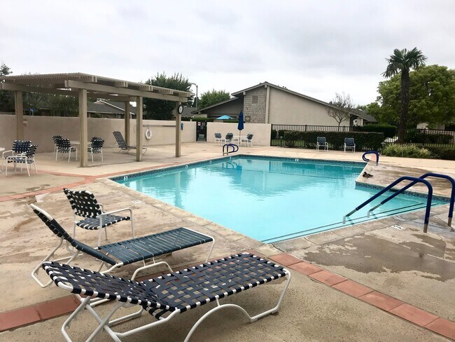 Building Photo - Two Bedroom, 2 Bathroom Condo in a Beautiful Community in Huntington!