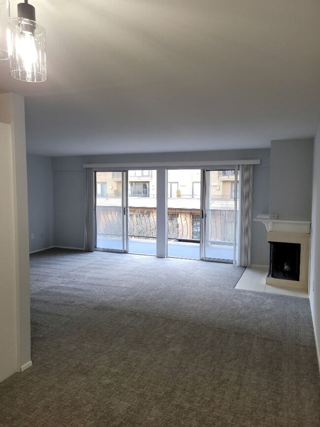 Building Photo - 2 Bed 1.5 Bath Condo Downtown Bellevue