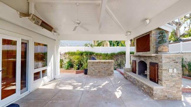 Building Photo - Large Spacious Home with a Pool!