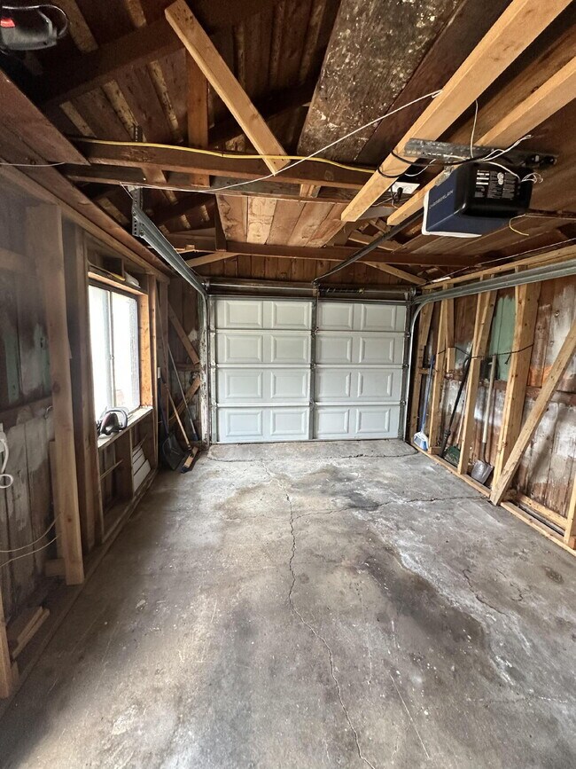 Building Photo - "Charming 2-Bedroom Retreat in the Heart of Windsor – 945 Sq. Ft. of Cozy Living!"