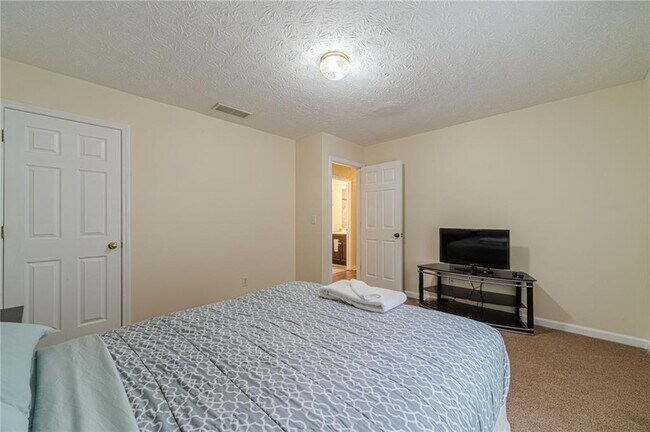 Building Photo - 4201 Crestside Ridge SW