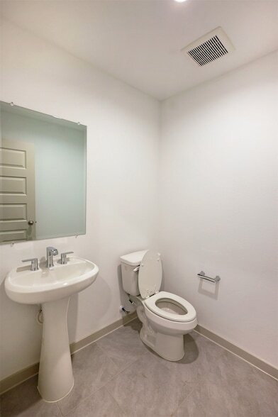 Building Photo - 5034 Pine Haven Lane
