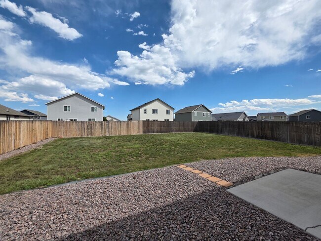 Building Photo - 3 Bed 3 bath house in Lorson Ranch!