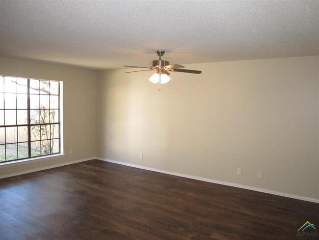 Building Photo - 323 Top Hill Dr