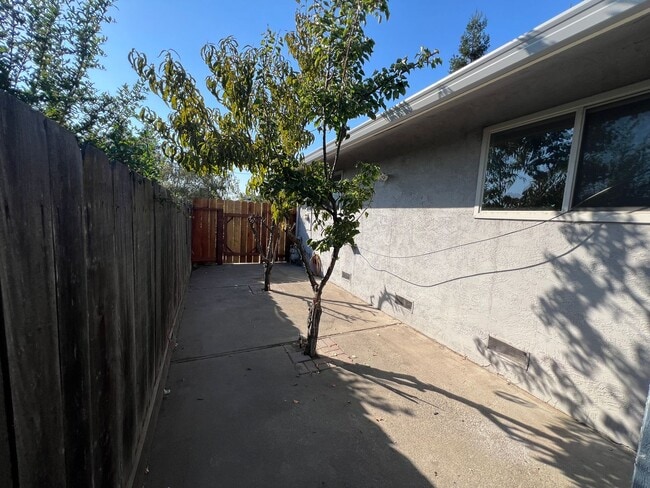 Building Photo - 3 bedroom single story in Manteca!