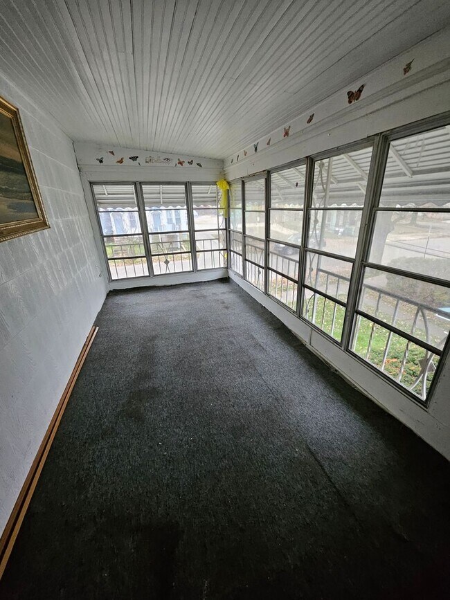 Building Photo - Upper 3 bedroom unit