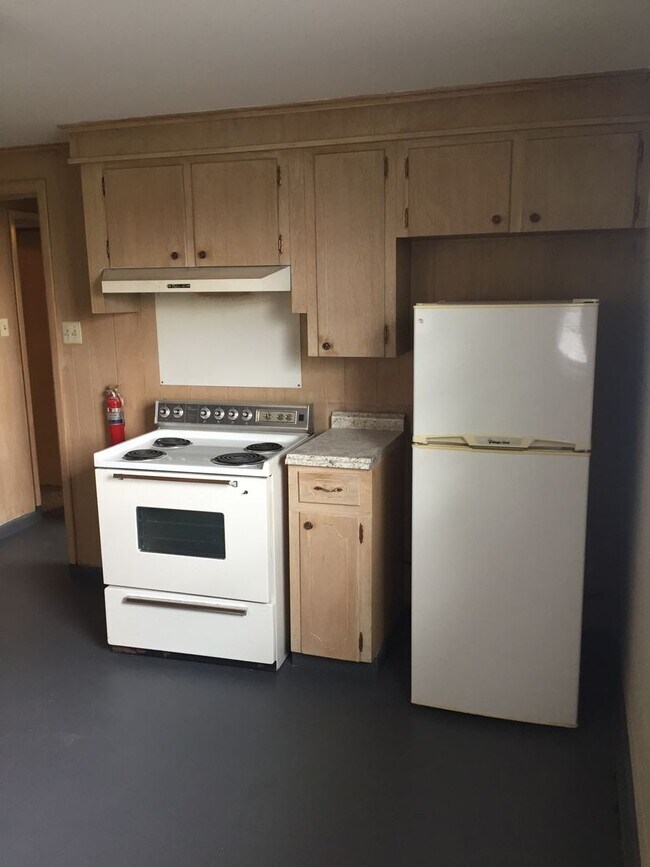 Building Photo - LARGE Spacious 5 bedroom 3 bathroom House