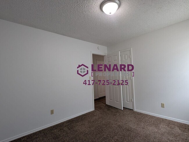 Building Photo - 2 Bedroom Duplex Ready for Move In!