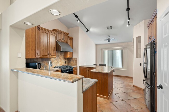 Building Photo - Charming Semi-Furnished Home in Oro Valley...