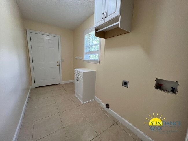 Building Photo - Spacious 3-Bedroom Retreat with New Kitchen Appliances!