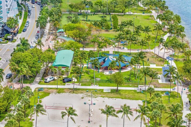 Building Photo - 1717 N Bayshore Dr