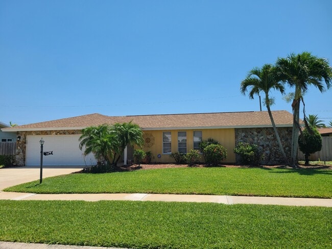 Building Photo - 725 Hibiscus Dr