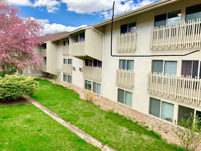 Building Photo - Available for immediate move in!! Remodele...