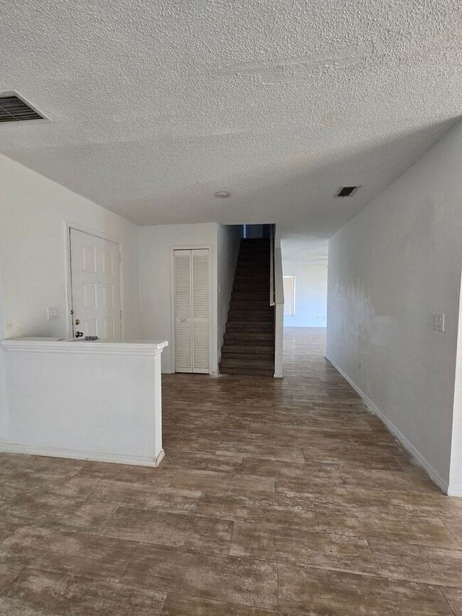 Building Photo - Large 4 Bedroom 2 & 1/2 Bath - 2 story Hom...