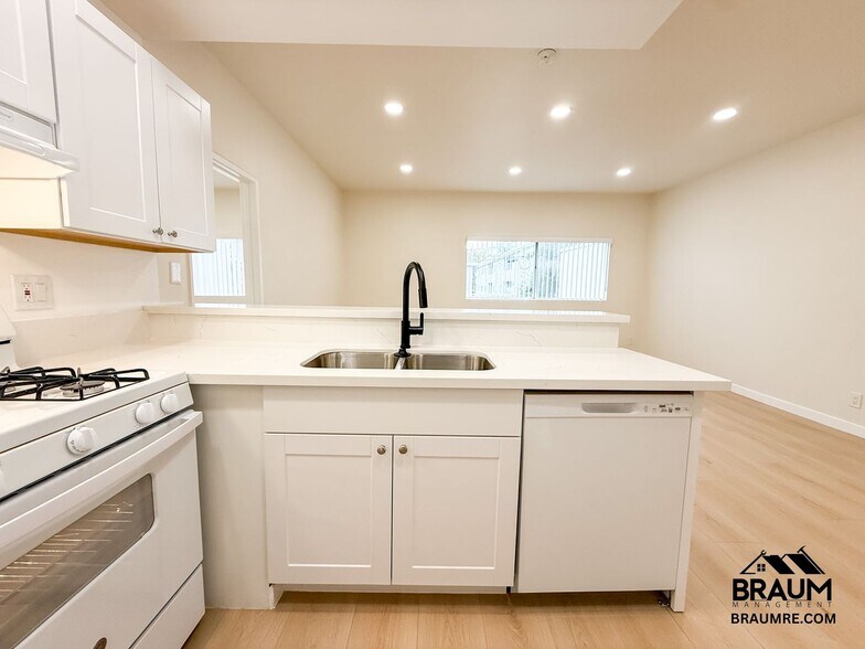 Building Photo - 11459 Collins St