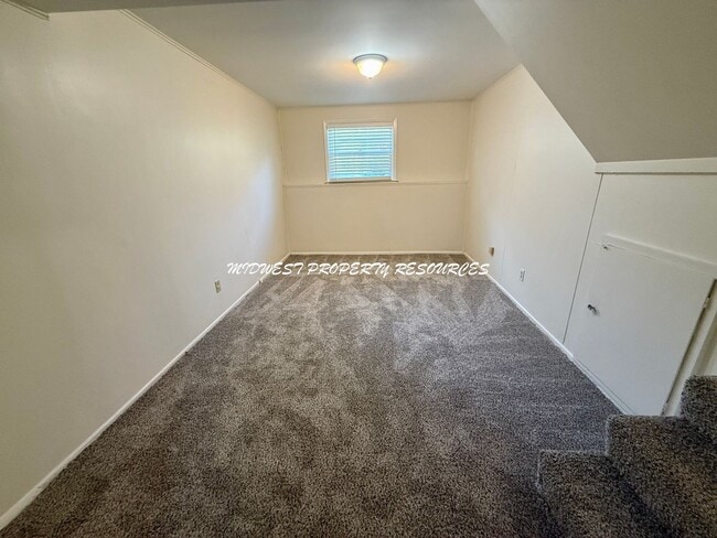 Building Photo - Adorable side by side split with brand new...